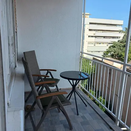 With Private Toilet And Terrace In Center In Shared Apartment Split