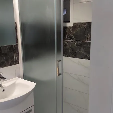 Apartment With Private Toilet And Terrace In Center In Shared Split