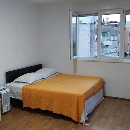 With Private Toilet And Terrace In Center In Shared Split