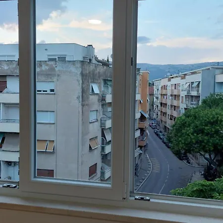 With Private Toilet And Terrace In Center In Shared * Split