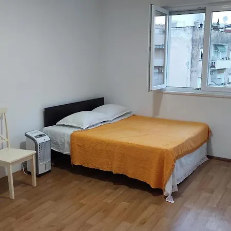 With Private Toilet And Terrace In Center In Shared Apartment *